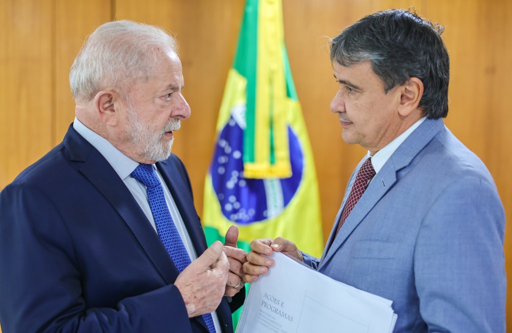 O presidente Luiz Inácio Lula da Silva conversa com o ministro do Desenvolvimento e Assistência Social, Família e Combate à Fome, Wellington Dias