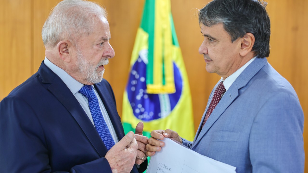 O presidente Luiz Inácio Lula da Silva conversa com o ministro do Desenvolvimento e Assistência Social, Família e Combate à Fome, Wellington Dias