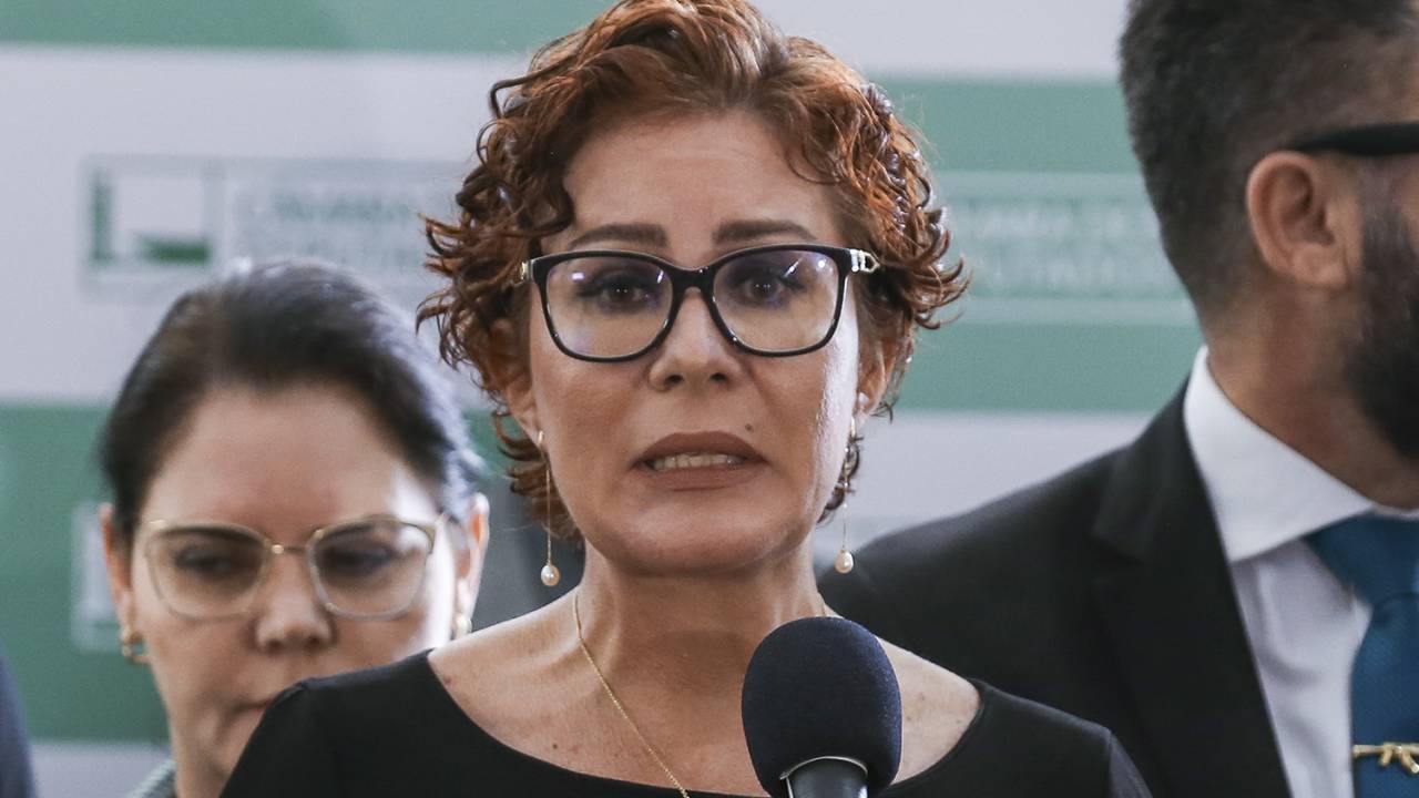 ENROSCADA - Carla Zambelli, que corre sério risco de cassação: pagamentos ao hacker durante campanha à reeleição