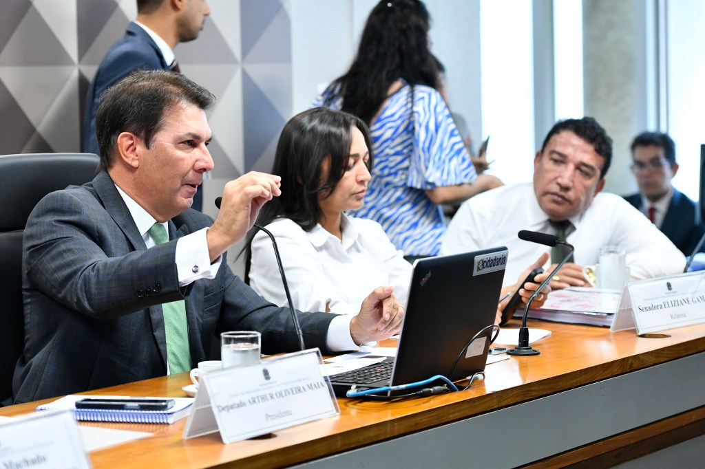 O presidente da CPMI do 8 de Janeiro, deputado Arthur Maia (União-BA), e a relatora da comissão, senadora Eliziane Gama (PSD-MA)