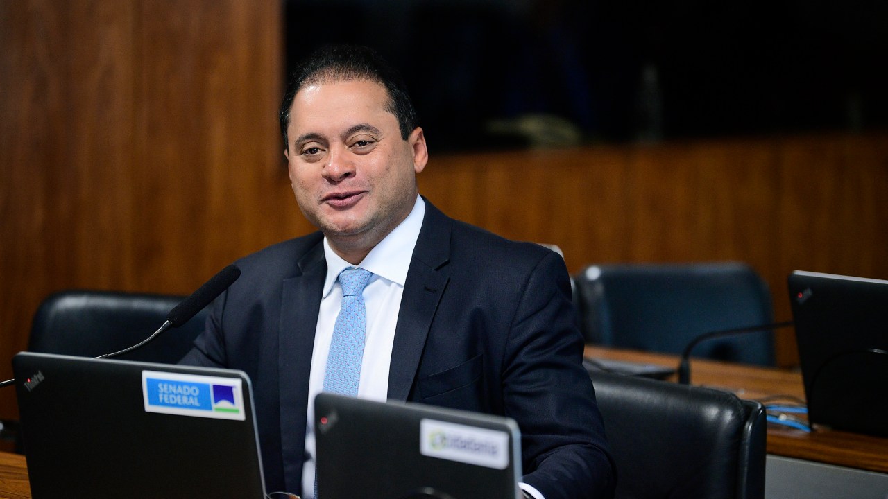 Weverton Rocha, que preside a reunião da CCJ do Senado nesta quarta
