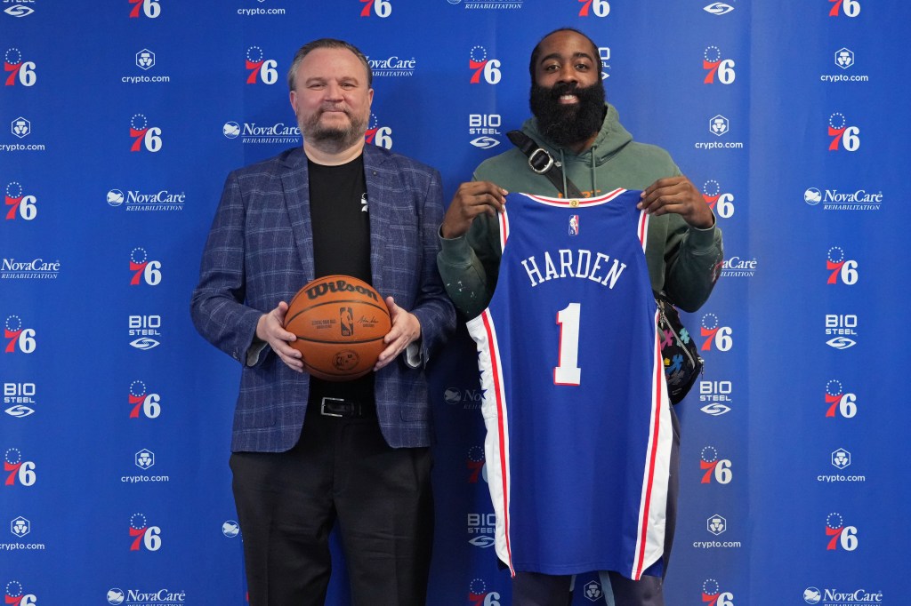 Velhos amigos desde o tempo de Houston Rockets, Daryl Morey e James Harden vivem clima bélico no Philadelphia 76ers -