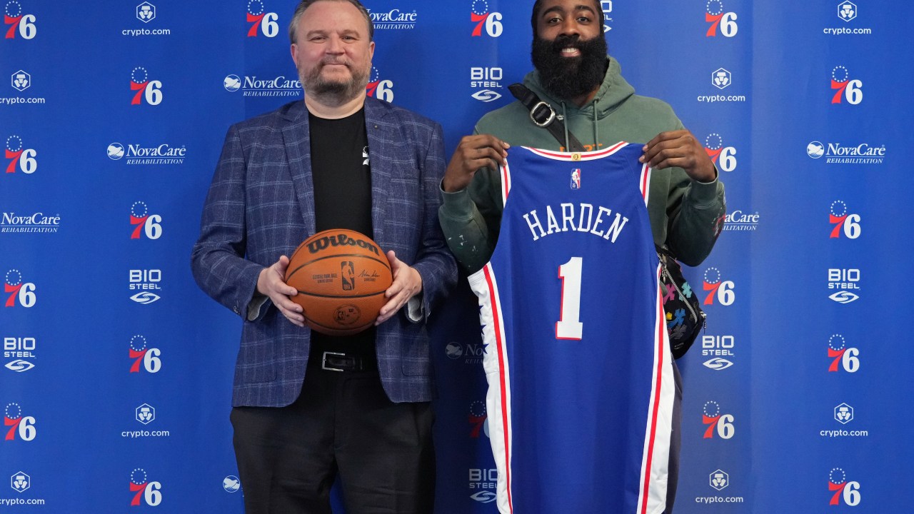 Velhos amigos desde o tempo de Houston Rockets, Daryl Morey e James Harden vivem clima bélico no Philadelphia 76ers -