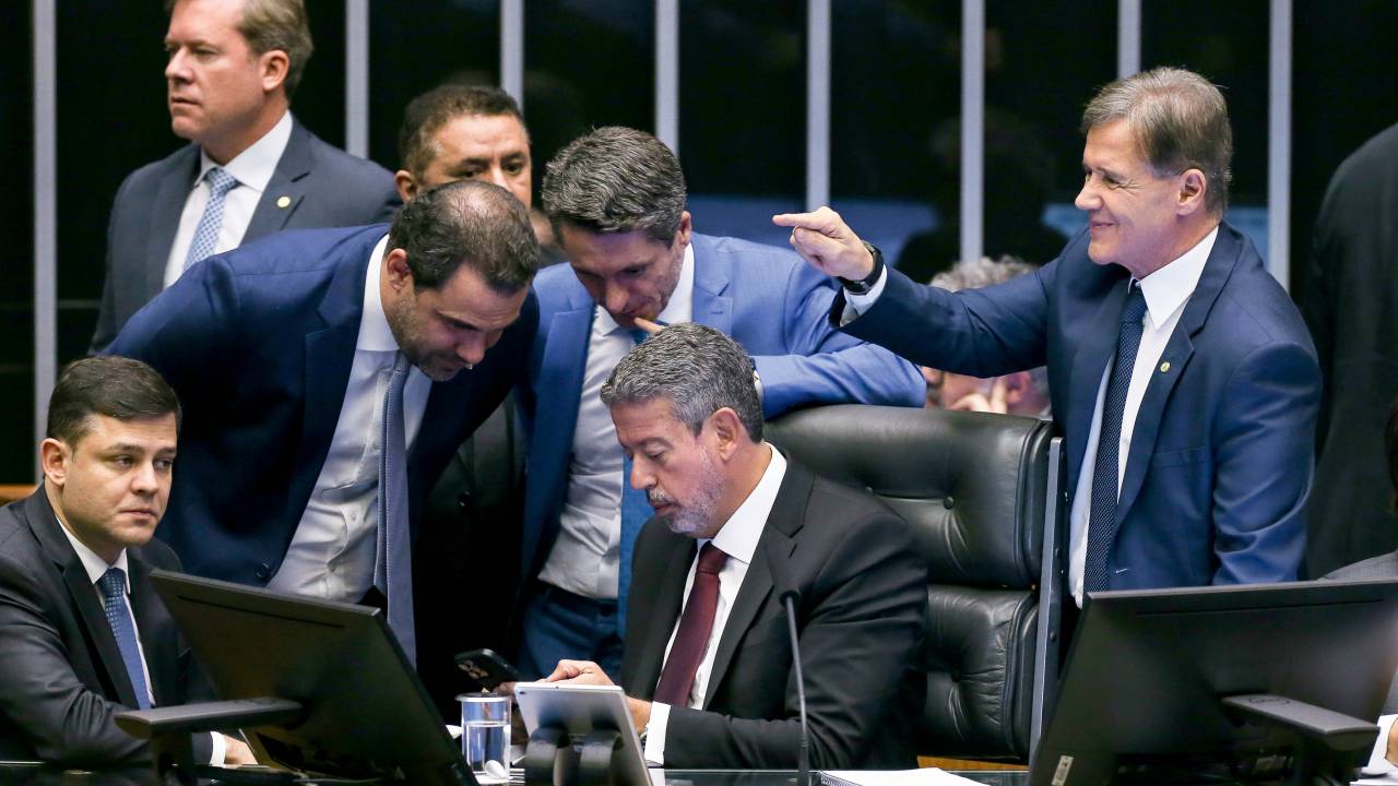 NOVA FÓRMULA - Lira durante a votação do projeto: gastos poderão crescer até o limite de 70% das receitas