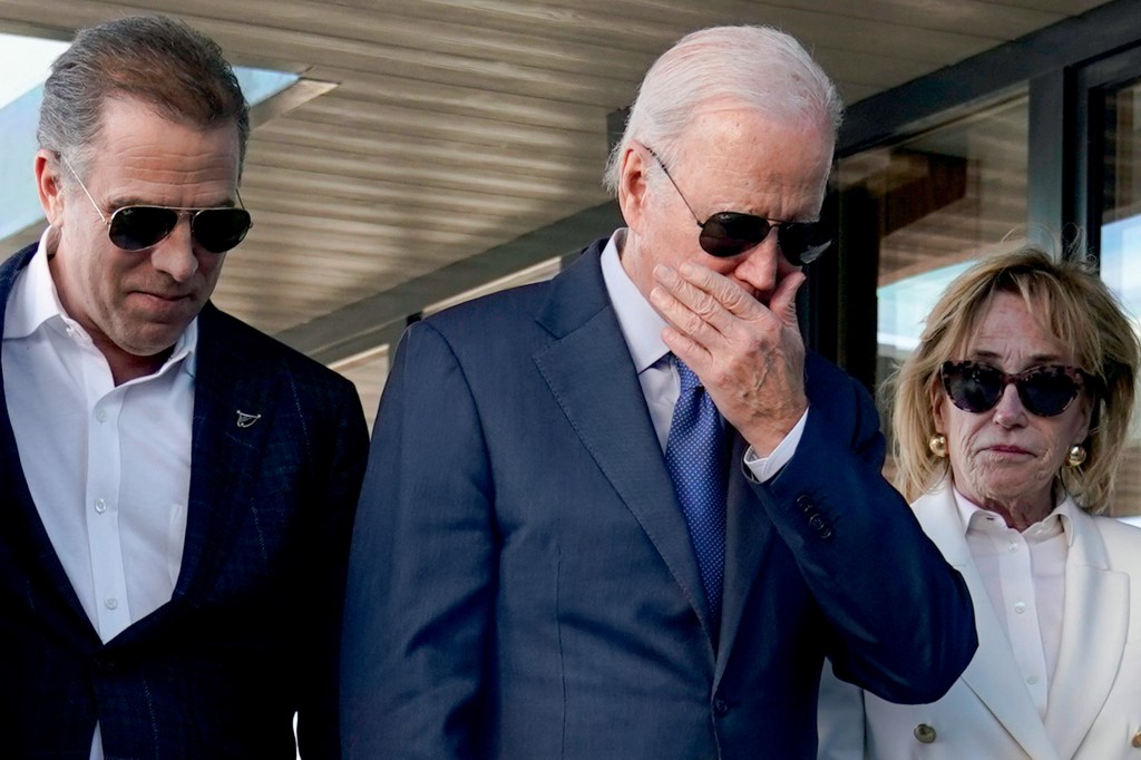 PROCESSO ALI -  Biden, com Hunter (à esq.): trumpistas ligam as encrencas do filho na Justiça ao pai presidente