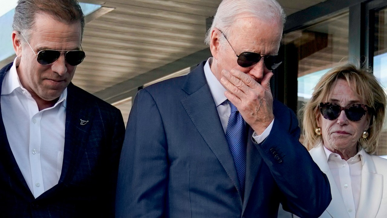 President Joe Biden stands with his son Hunter Biden, left, and sister Valerie Biden Owens, right, as he looks at a plaque dedicated to his late son Beau Biden while visiting Mayo Roscommon Hospice in County Mayo, Ireland, Friday, April 14, 2023. Credito: Patrick Semansky/AP/Imageplus