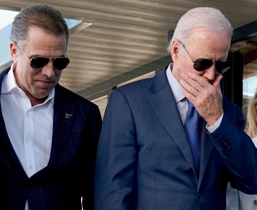 President Joe Biden stands with his son Hunter Biden, left, and sister Valerie Biden Owens, right, as he looks at a plaque dedicated to his late son Beau Biden while visiting Mayo Roscommon Hospice in County Mayo, Ireland, Friday, April 14, 2023. Credito: Patrick Semansky/AP/Imageplus
