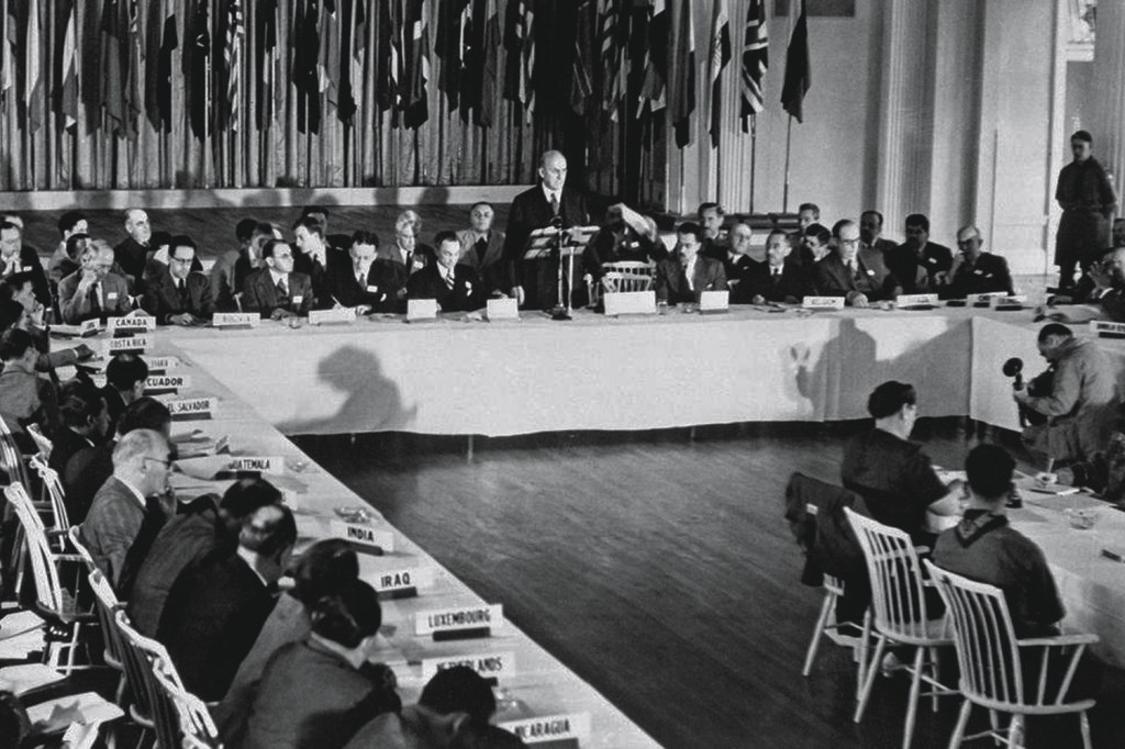 VENCEDORES - EUA e aliados na reunião de 1944: definição de uma nova ordem