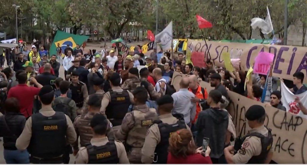 JManifestantes pró e contra Bolsonaro em frente ao prédio da ALMG