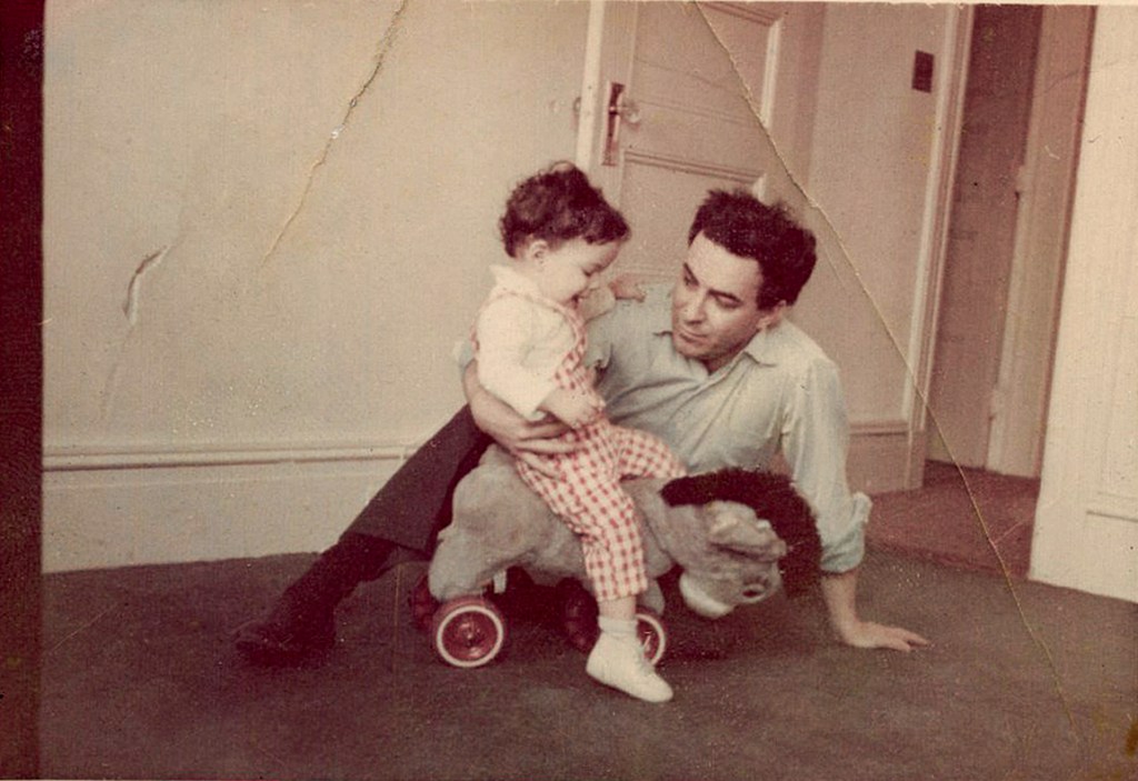 PAI E FILHA - Carinho: Bebel em 1968, aos 2 anos, brincando com João Gilberto