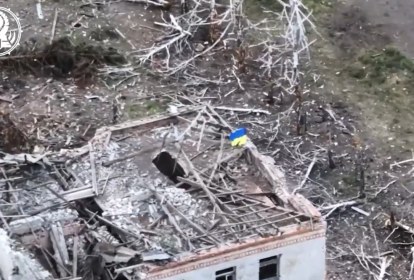 Bandeira nacional ucraniana foi hasteada no assentamento de Robotyne em batalha com a Rússia no front sul da guerra. 28/08/2023 -