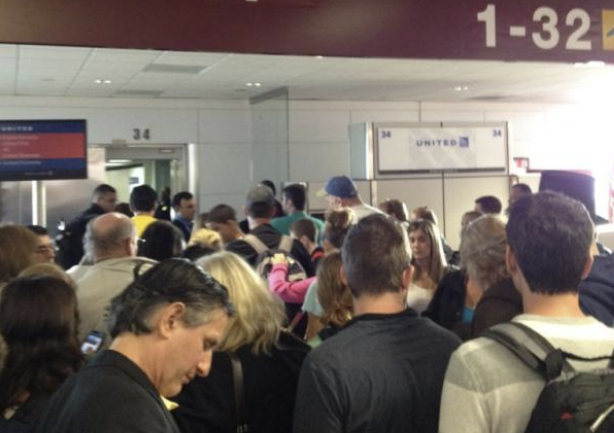 Aeroportos no Reino Unido ficaram lotados de passageiros aguardando voos há dias. 29/08/2023 -