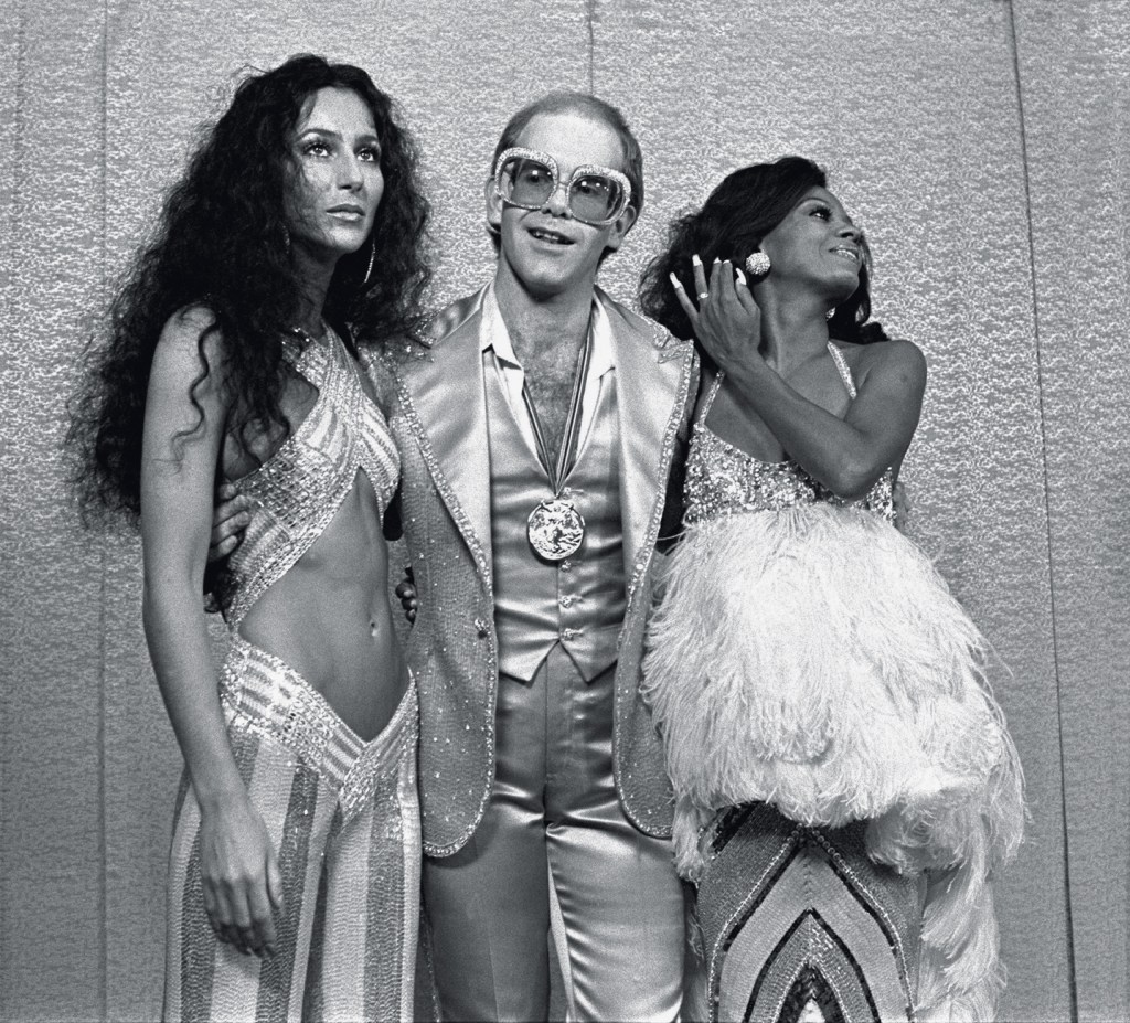 SEM AMARRAS - Elton John, entre Cher (à esq.) e Diana Ross: o astro pop rompeu a barreira de gênero