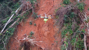 Drone ajuda a reflorestar trechos da Serra do Mar, em São Paulo, destruídos pelos temporais de fevereiro