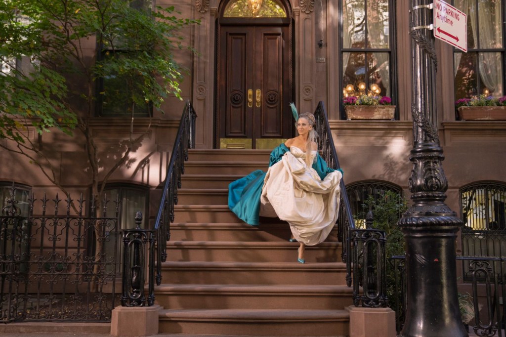 Ao fim da estreia da segunda temporada, Carrie reutiliza seu famoso vestido de casamento, visto no primeiro filme derivado da série