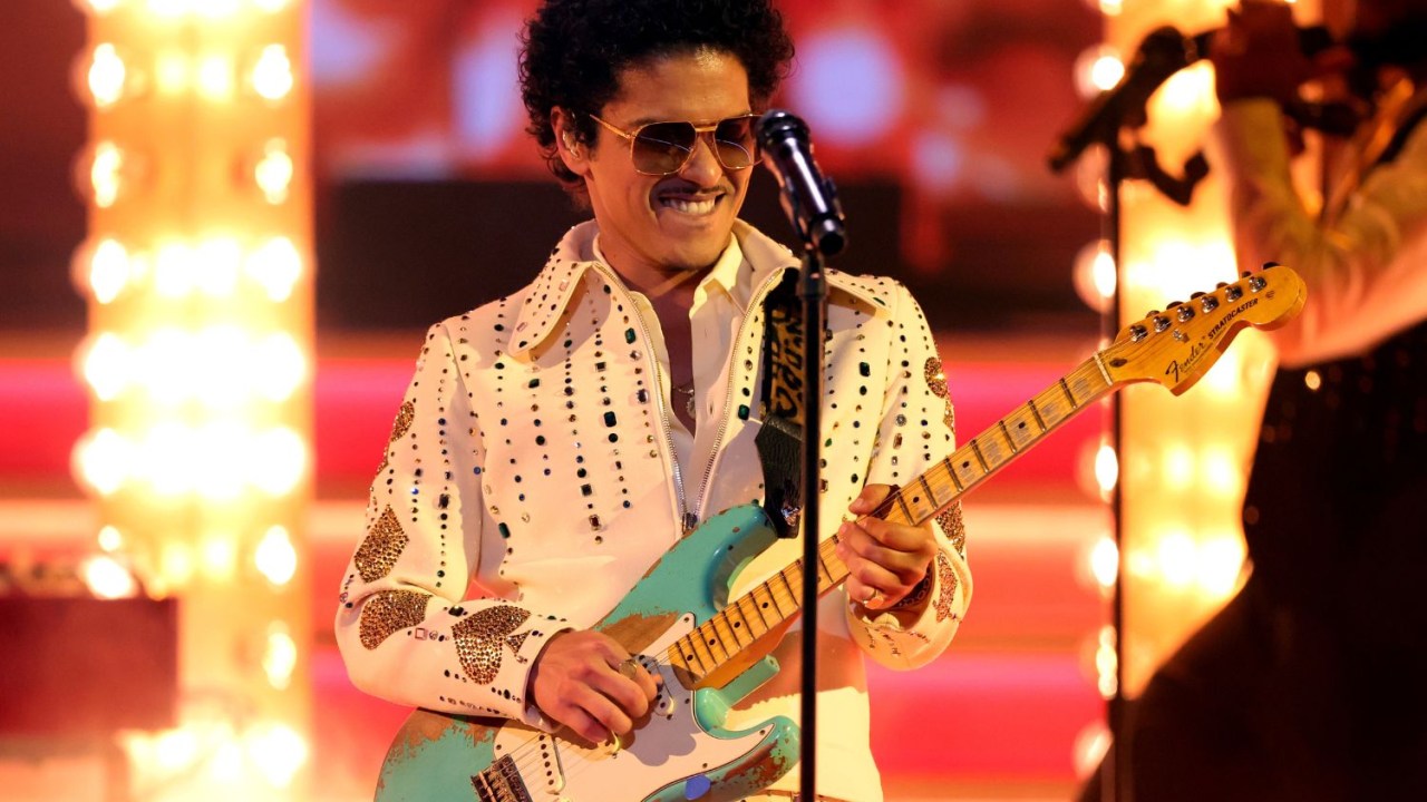 Bruno Mars em apresentação no 64° Grammy Awards, em 2022