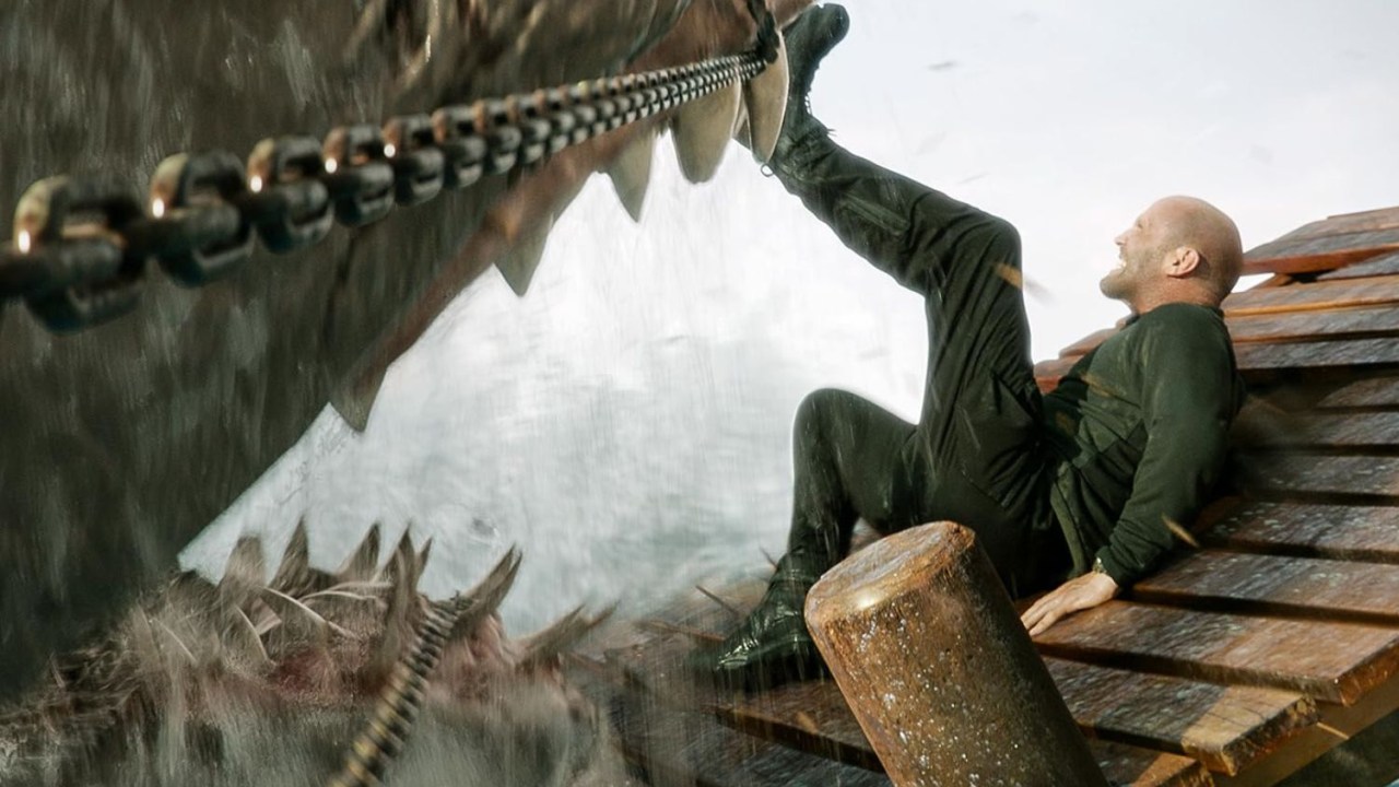 Jason Statham como o mergulhador e espanta tubarões Jonas Taylor em 'Megatubarão 2'