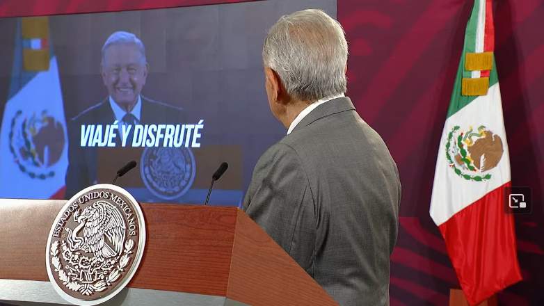 O presidente do México, Andrés Manuel López Obrador, assiste vídeo criado por Inteligência Artificial, durante coletiva de imprensa. 04/08/2023