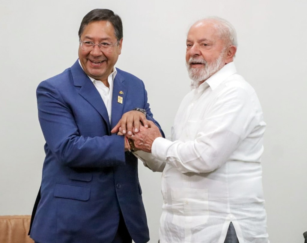 O presidente da Bolívia, Luís Arce (à esquerda) e o presidente do Brasil, Luiz Inácio Lula da Silva (à direita), durante reunião bilateral, em Belém. 08/08/2023