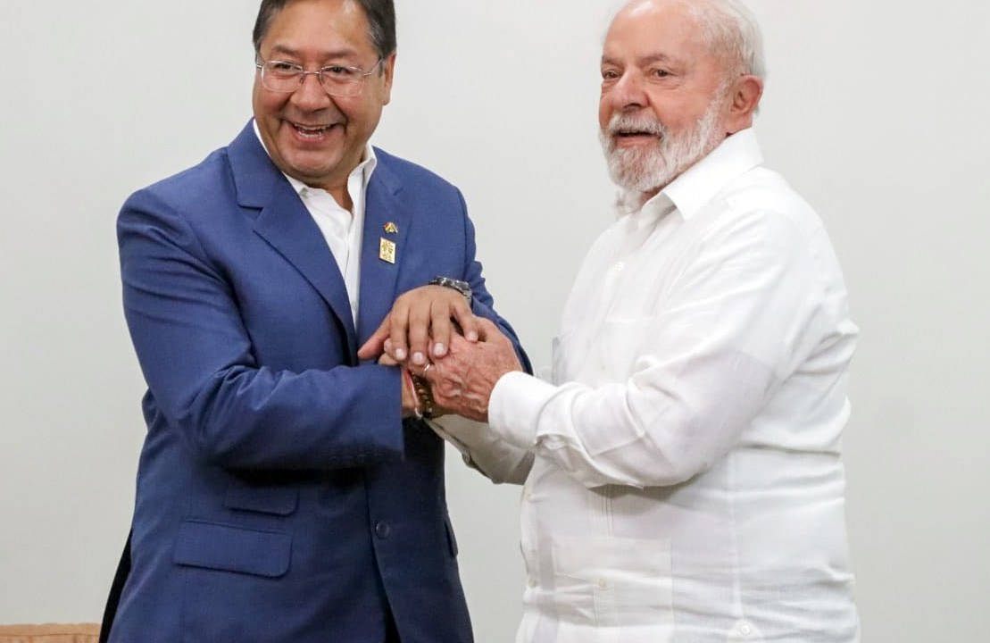 O presidente da Bolívia, Luís Arce (à esquerda) e o presidente do Brasil, Luiz Inácio Lula da Silva (à direita), durante reunião bilateral, em Belém. 08/08/2023