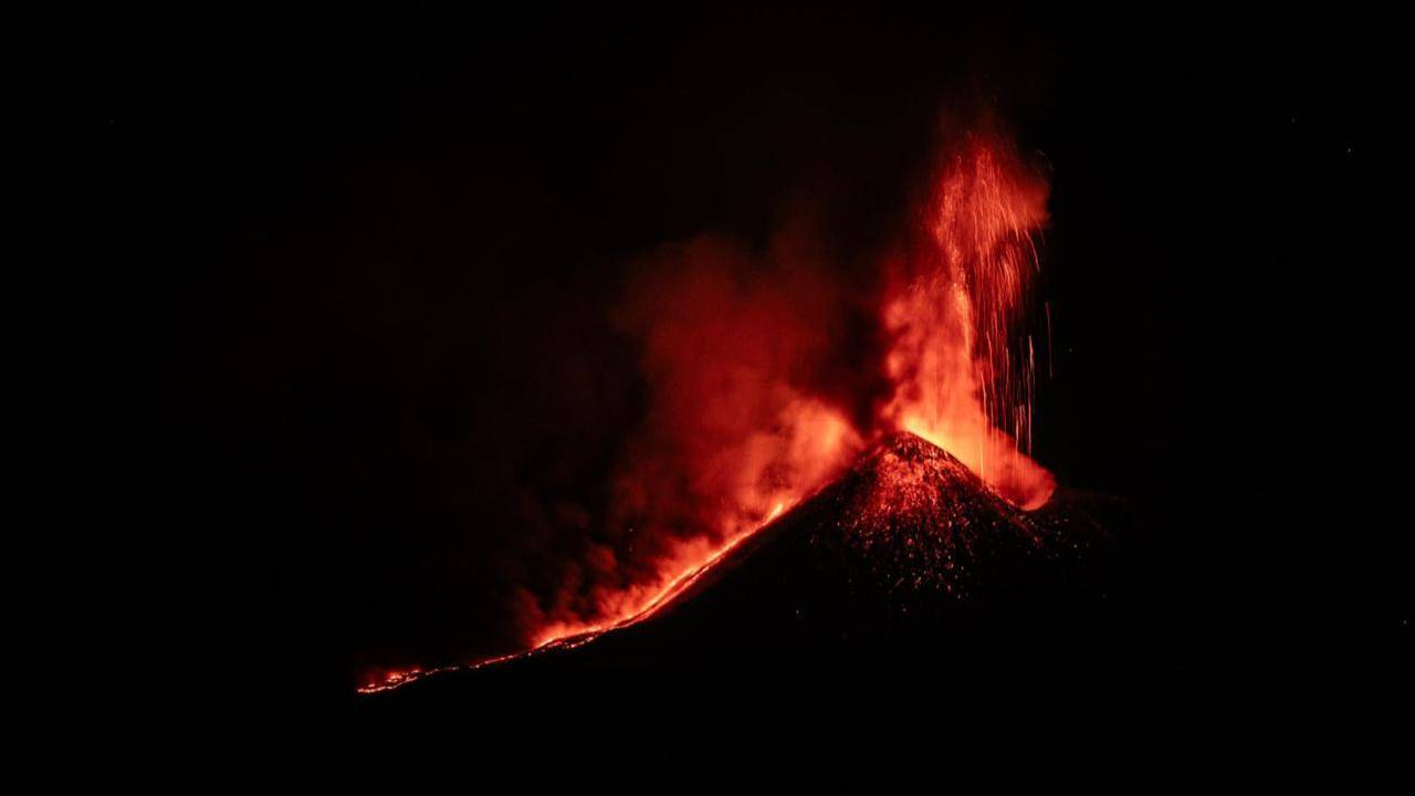Monte Etna, um dos vulcões mais ativos da Europa, entrou em erupção na Sicília, Itália. 15/08/2023 -