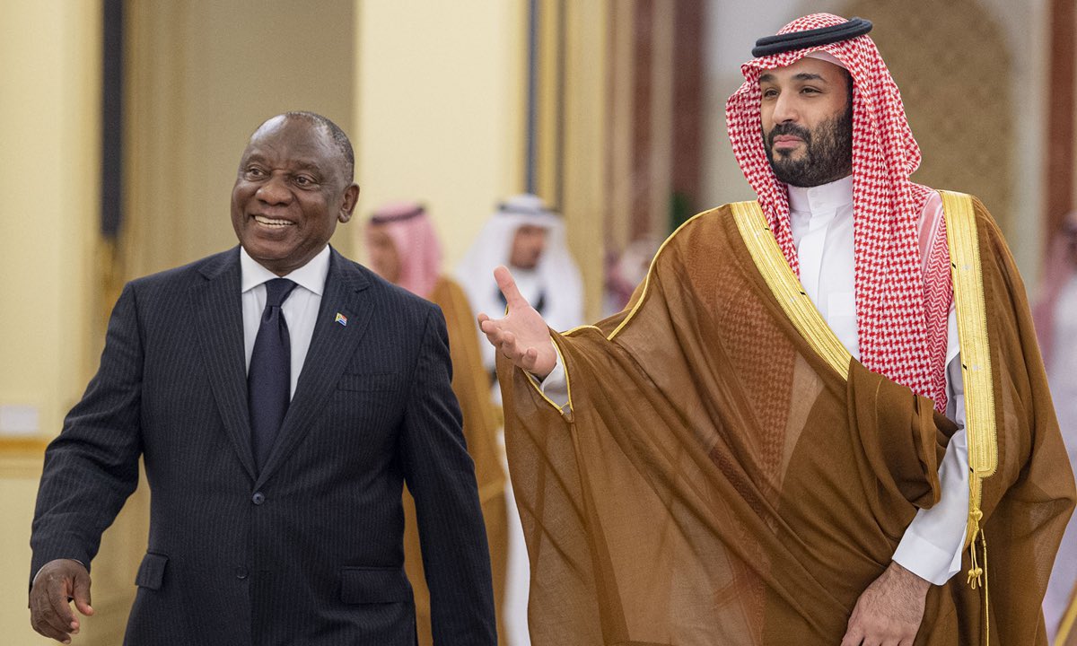 O anfitrião da cúpula dos Brics e presidente da África do Sul, Cyril Ramaphosa (esq.) e o príncipe herdeiro da Arábia Saudita, Mohammed Bin Salman. -