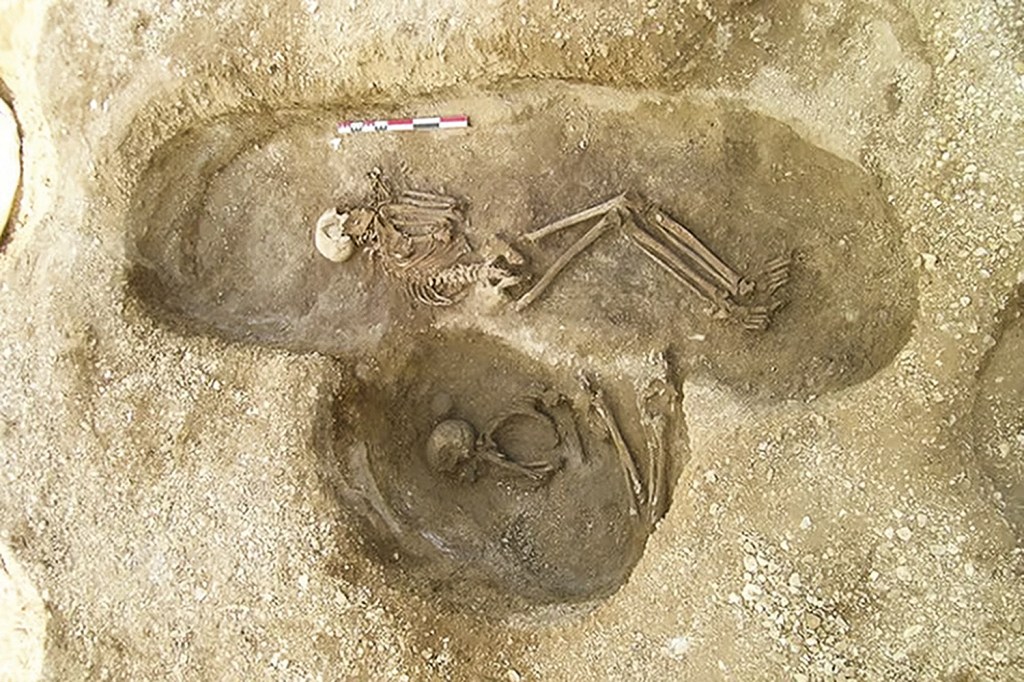 CEMITÉRIO ANCESTRAL - Norte da França: mais de 100 covas foram encontradas com fósseis de restos humanos