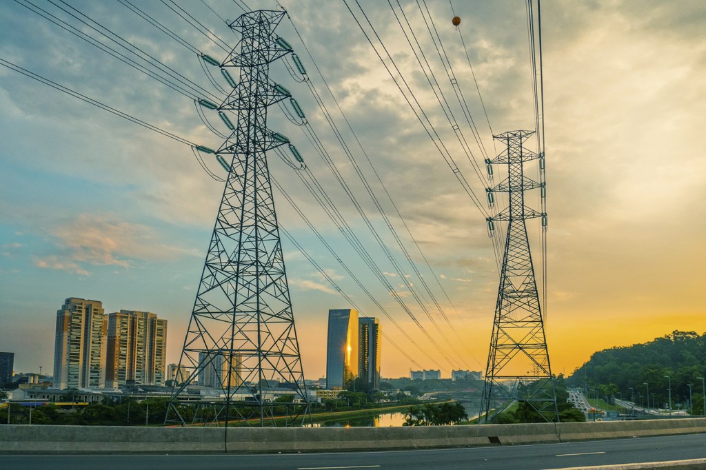 ILUMINAÇÃO - Torres em São Paulo: privatização da Eletrobras não tem nada a ver com a queda do sistema