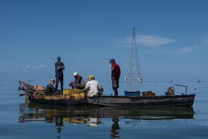 Pescadores percorrem o Lago de Maracaibo próximo à cidade de Cabimas, no interior da Venezuela
