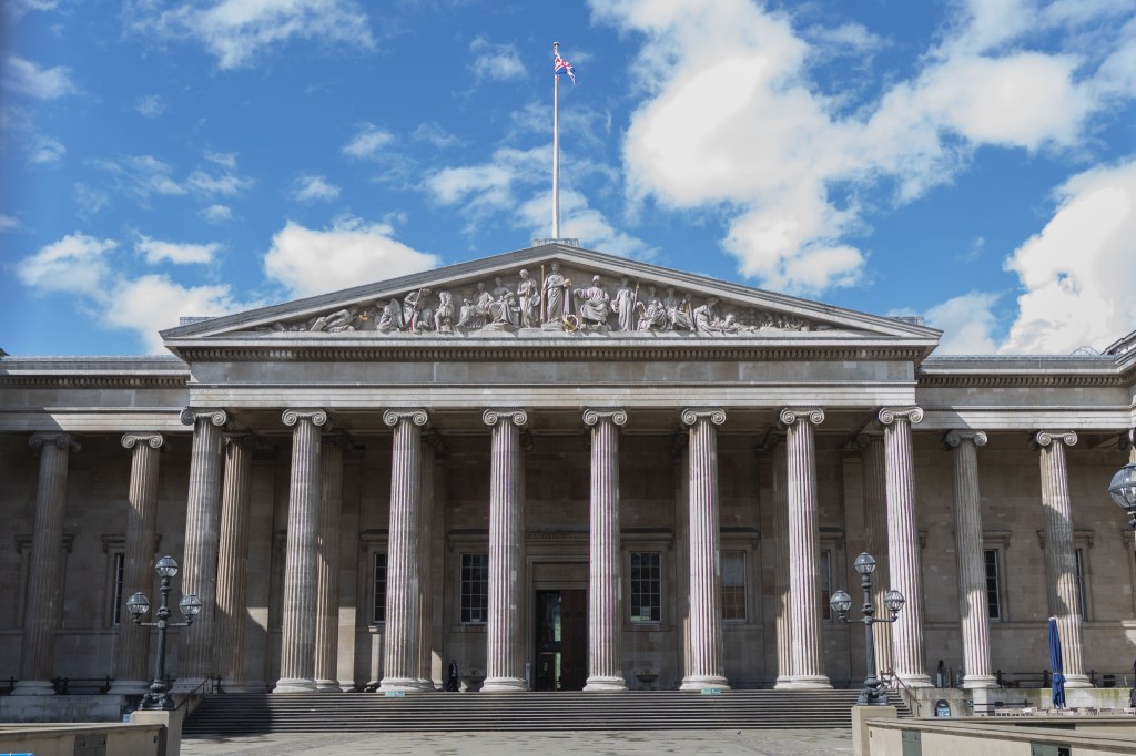 Fachada do Museu Britânico, em Londres, na Inglaterra.