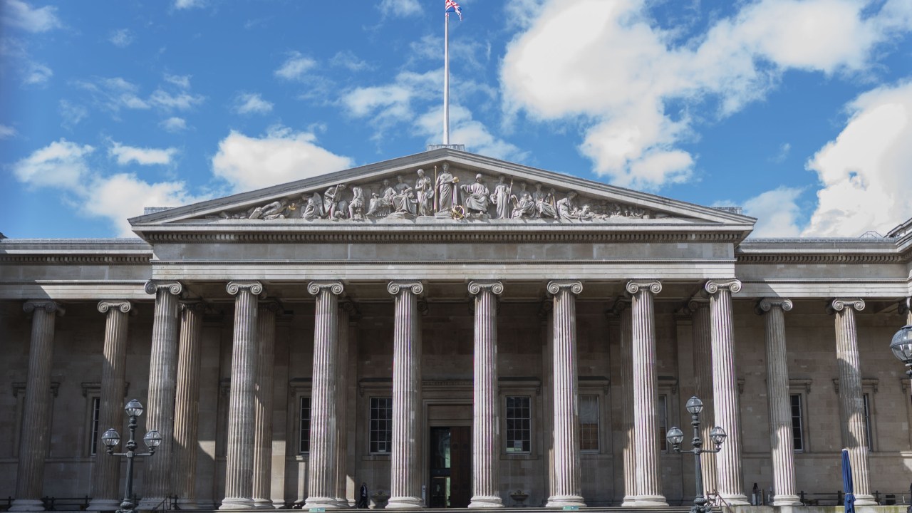 Fachada do Museu Britânico, em Londres, na Inglaterra.