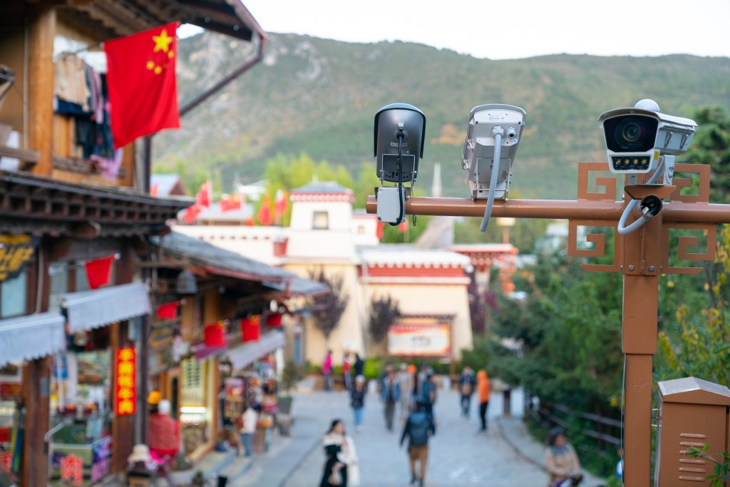 Câmera de Vigilância de Segurança em uma cidade chinesa.