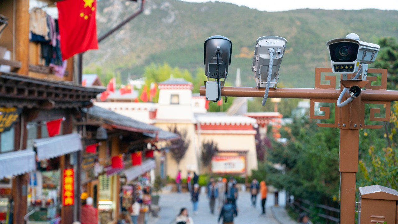Câmera de Vigilância de Segurança em uma cidade chinesa.