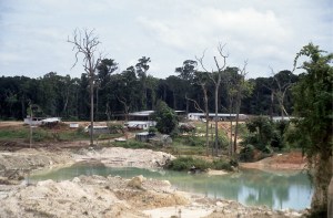 Acampamento de mineração ilegal de ouro na Amazônia venezuelana: crise multiplicou atividade predatória