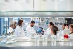 Cientistas realizam pesquisa científica em laboratório