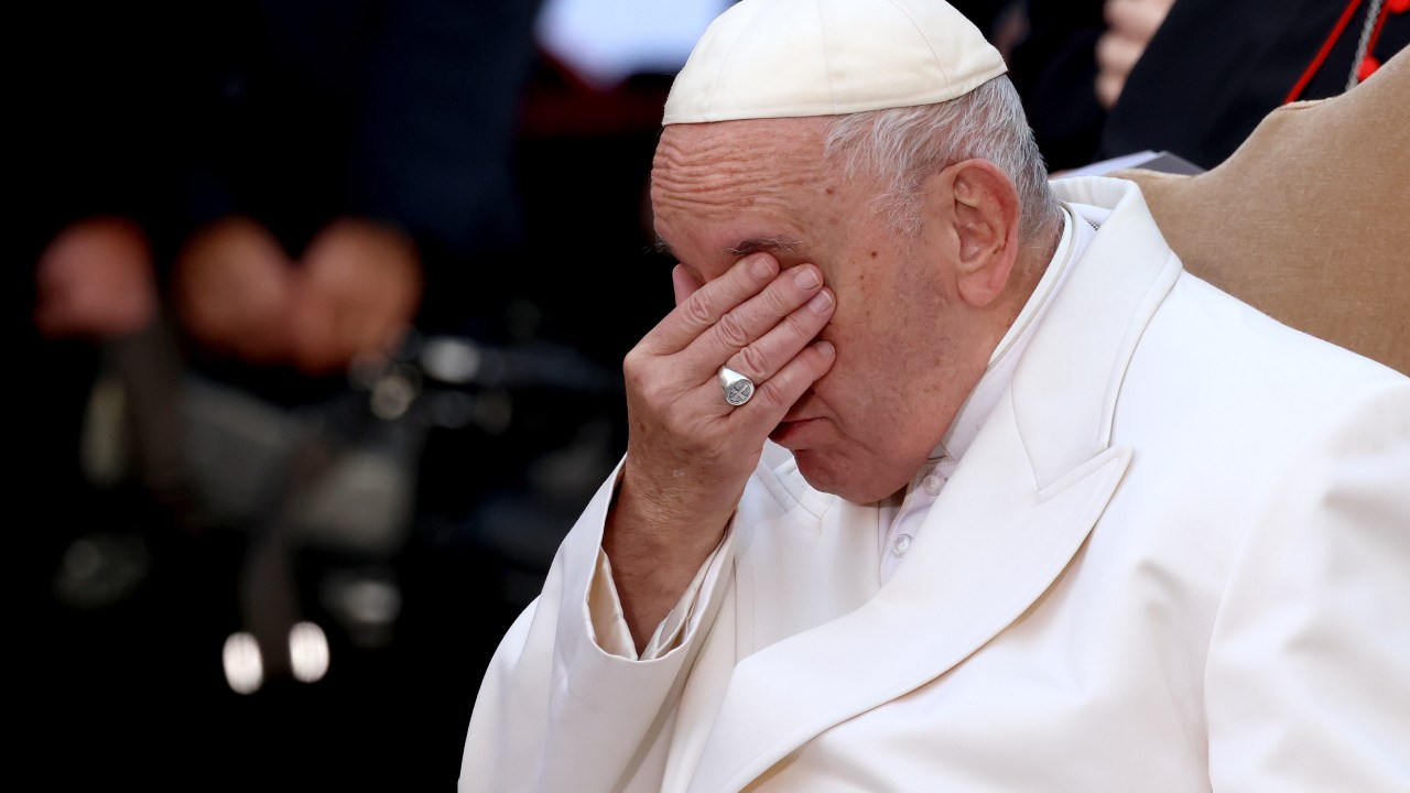 Papa Francisco enfrenta mais uma rodada de críticas conservadoras.