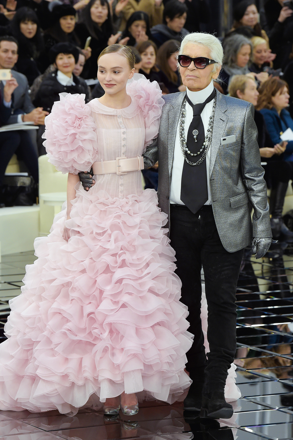 GettyImages-1461501962.jpg CHANEL - Fora da lista - A casa francesa, cujo valor de mercado ainda é colossal, avaliada em 53 bilhões de dólares, saiu do top 20. O motivo: timidez nas redes sociais e apagada desde a morte de Lagerfeld, adorado por atrizes como Lily-Rose Depp (à esq.).