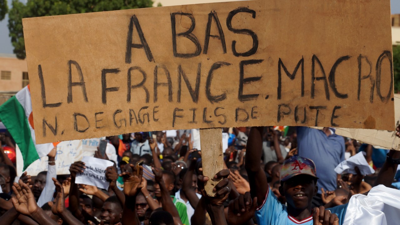 Coup supporters take to the streets in Niger
