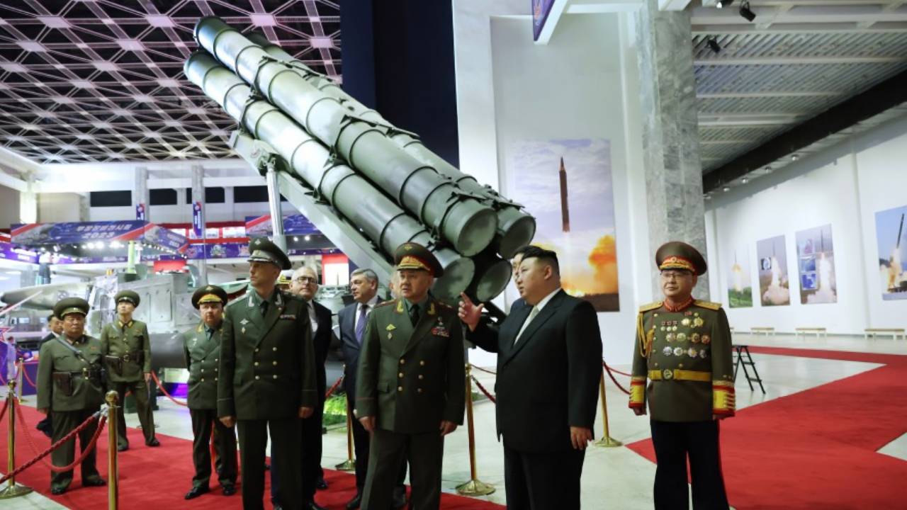 O presidente norte-coreano, Kim Jong-un, recebe o ministro da Defesa russo, Sergei Shoigu, em Pyongyang, na Coreia do Norte. 27/07/2023
