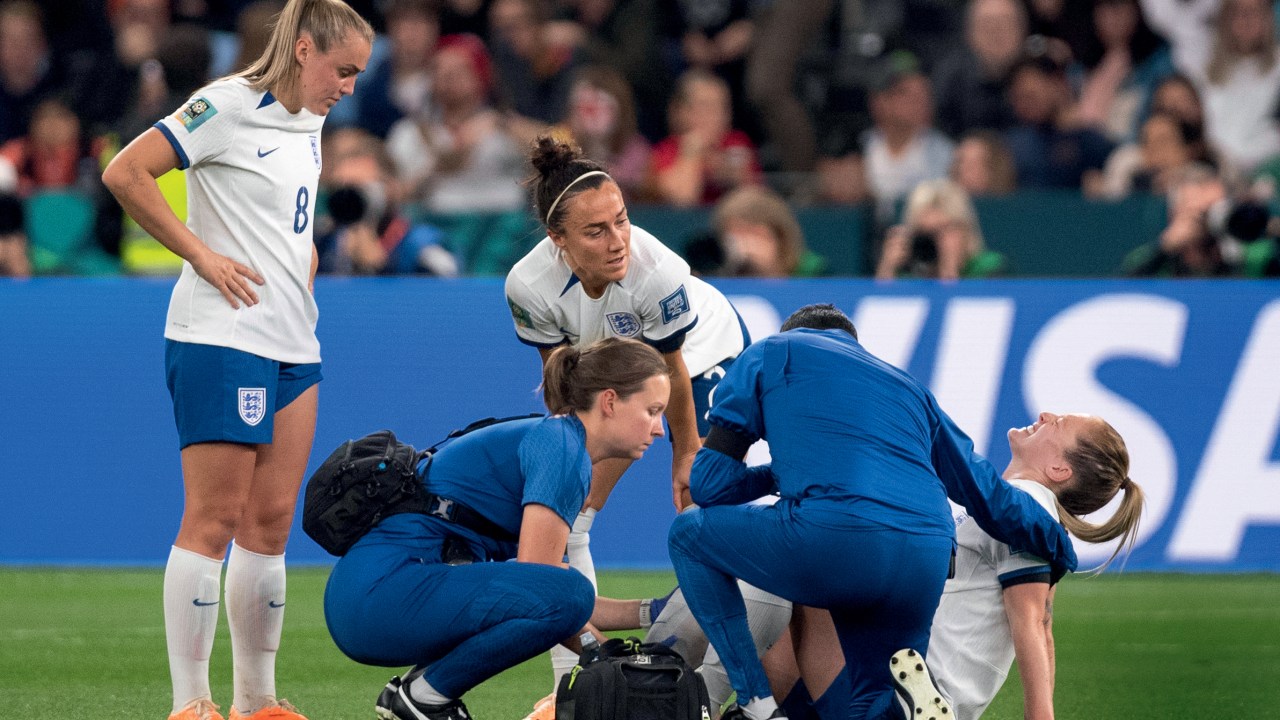 DESFALQUE - A inglesa Keira Walsh, atendida no jogo contra a Dinamarca: nova vítima