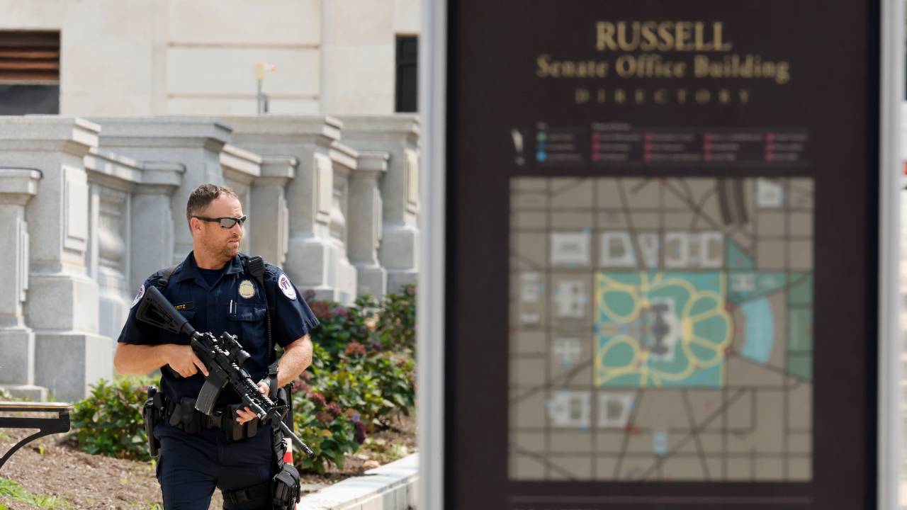 Um policial do Capitólio dos Estados Unidos fica de guarda do lado de fora do prédio de escritórios do Senado após um relato de um atirador ativo. 02/08/2023