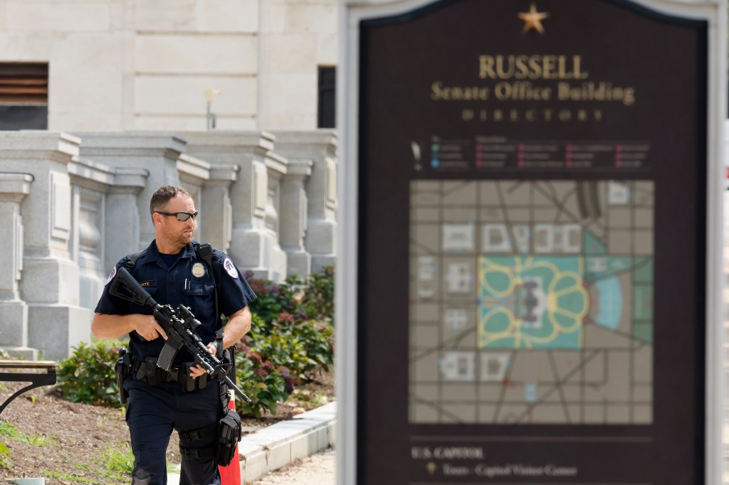 Um policial do Capitólio dos Estados Unidos fica de guarda do lado de fora do prédio de escritórios do Senado após um relato de um atirador ativo. 02/08/2023