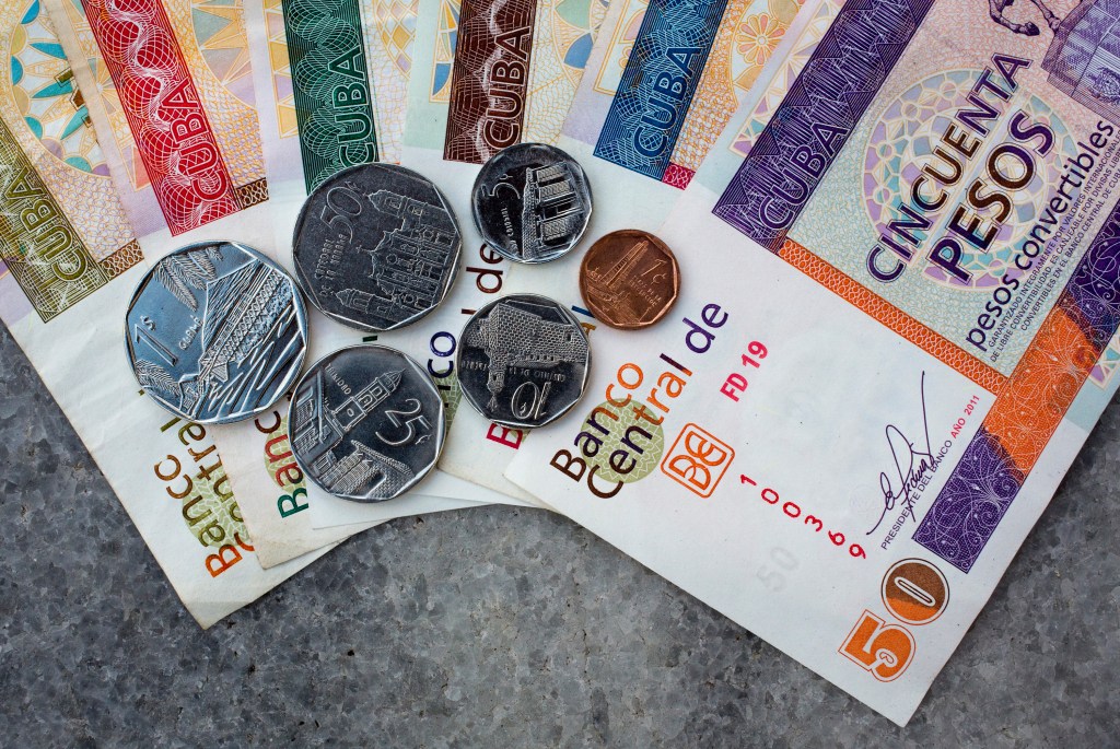 O peso, principal moeda utilizada em Cuba, registrou o menor valor de câmbio no mercado informal, com 230 pesos equivalendo a um dólar.