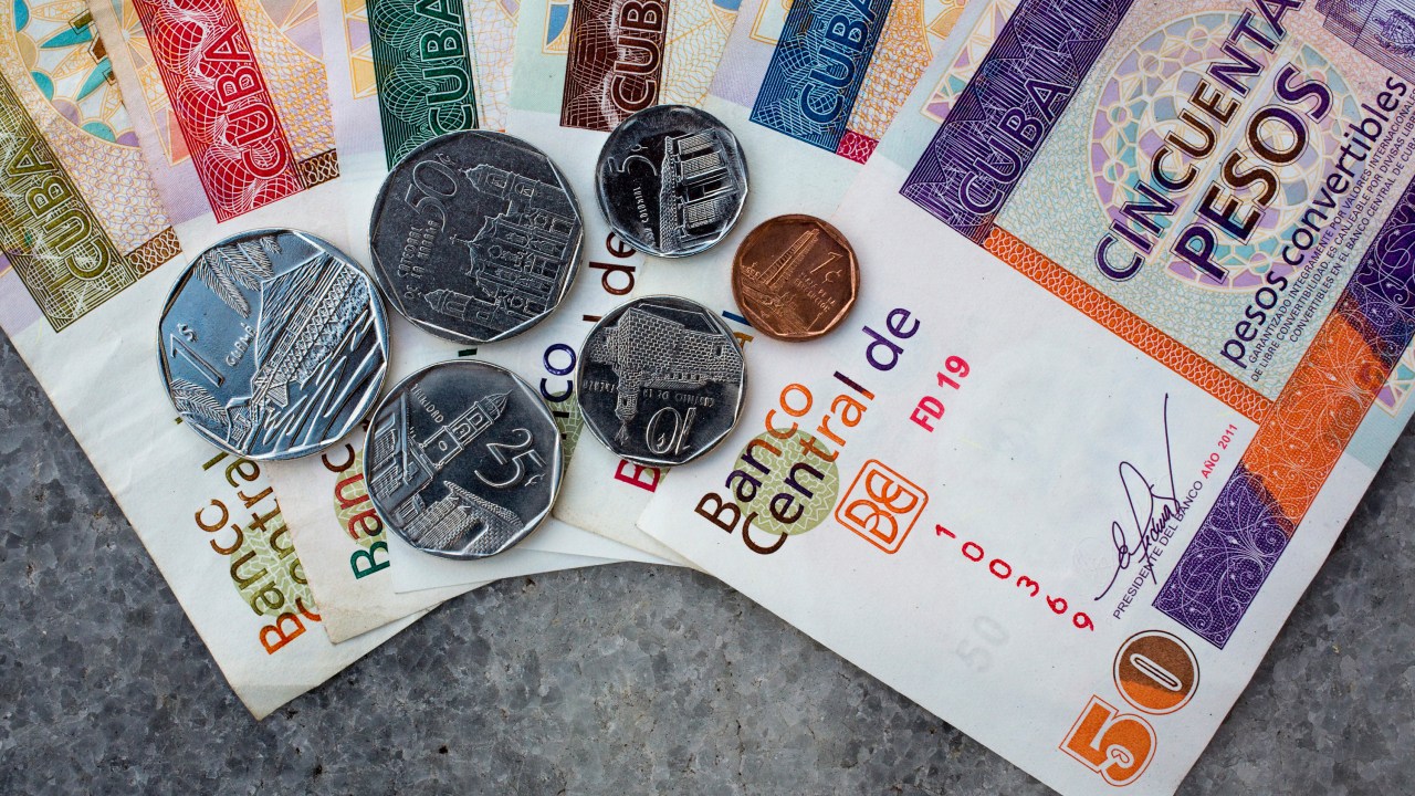 O peso, principal moeda utilizada em Cuba, registrou o menor valor de câmbio no mercado informal, com 230 pesos equivalendo a um dólar.