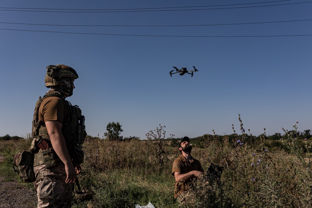 Soldados treinam lançamento de drone em Donetsky, na Ucrânia. 17/08/2023