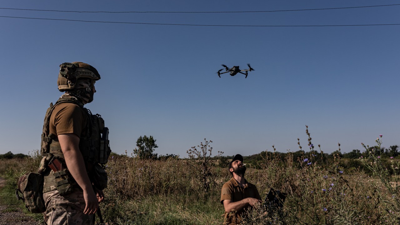 Soldados treinam lançamento de drone em Donetsky, na Ucrânia. 17/08/2023
