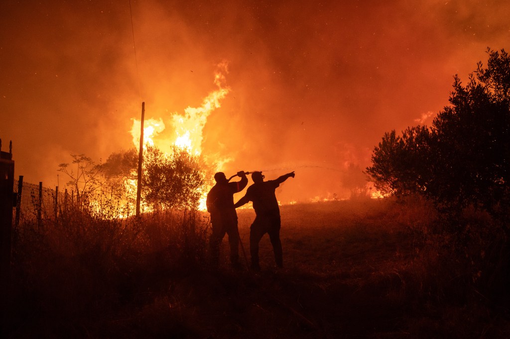 Bombeiros tentam limitar a propagação do incêndio que ameaça a vila de Avantas, na Grécia. 21/08/2023