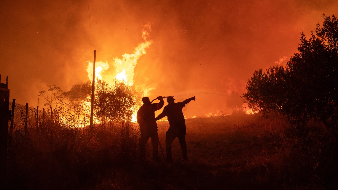 Bombeiros tentam limitar a propagação do incêndio que ameaça a vila de Avantas, na Grécia. 21/08/2023