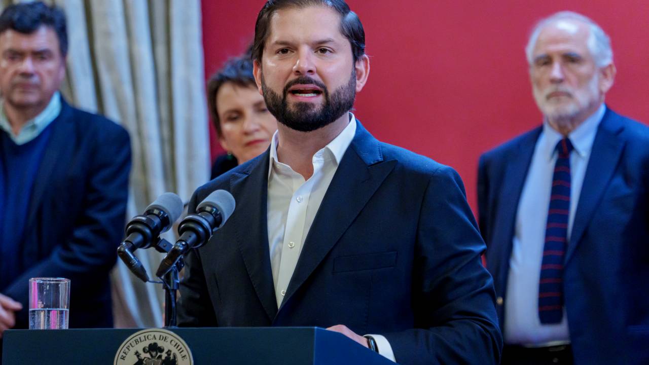 SANTIAGO, CHILE - AUGUST 16: Gabriel Boric president of Chile gives a speech during an announcement on the third change in the Cabinet at Palacio de La Moneda on August 16, 2023 in Santiago, Chile. President Boric announced the third change on his Cabinet in 17 months and five days later the resignation of Giorgio Jackson Minister of Social Development. (Photo by Sebastián Vivallo Oñate/Agencia Makro/Getty Images)