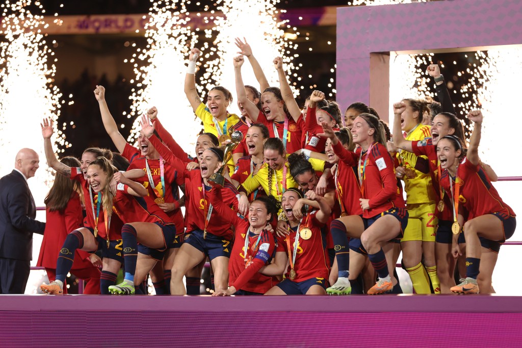 Espanha bate Inglaterra na final e vence Copa feminina